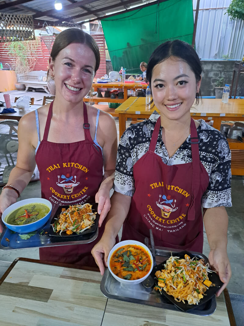 Cook with advice from Chiang Mai people who have more than 30 years of cooking experience.