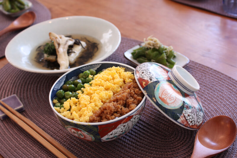 3 color donburi (rice bowl with sweet-savory ground chicken,scrambled eggs,and green vegetables.)