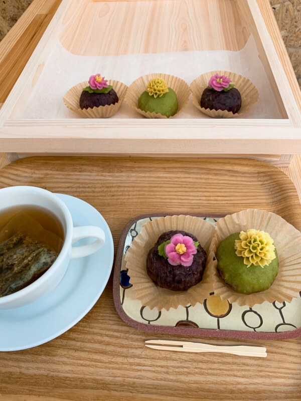 Indulge in traditional Japanese confectionery adorned with sweet bean paste flowers and Okinawa herbal tea, and refresh both your mind and body.
