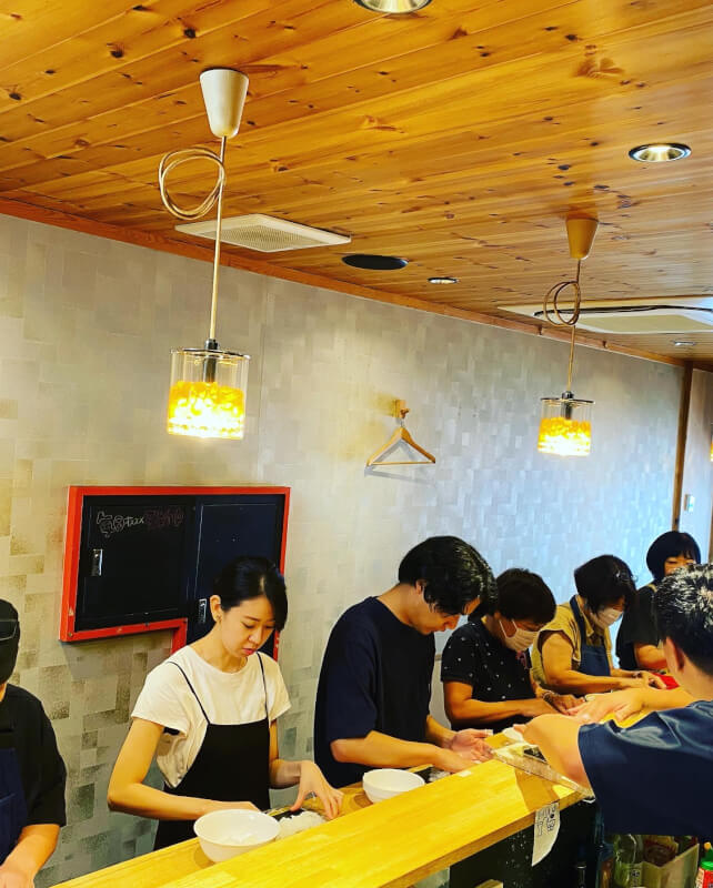 Full-fledged Japanese cooking taught by an active Japanese chef! Enjoy Japanese traditional food culture [Sushi] to the fullest by making it with your own hands!