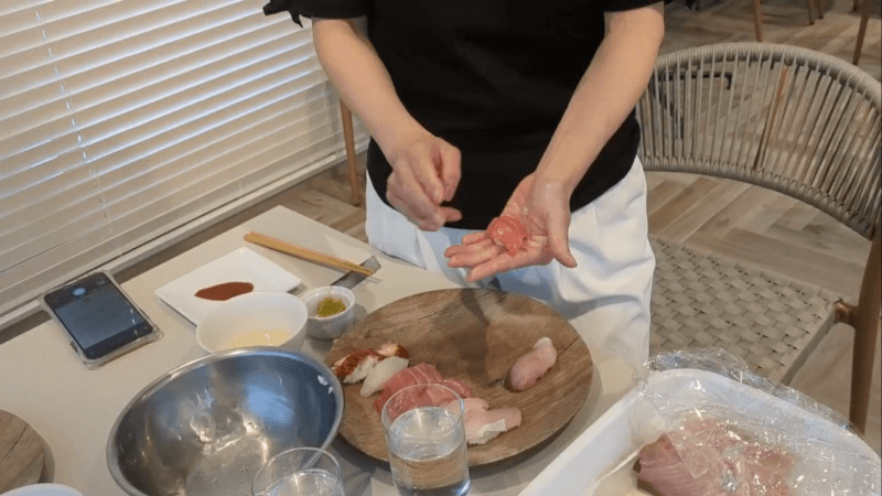 Nigiri sushi making