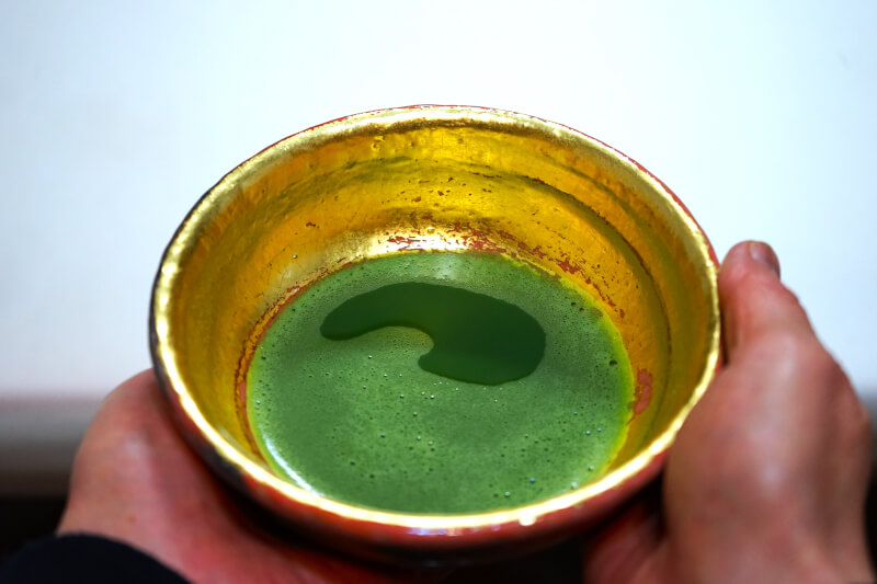 Learn how to make Usucha (thin tea) and matcha latte