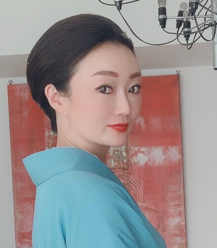 host-Hana