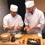 翻訳アプリを駆使して外国人観光客を「おもてなし」！？「airKitchen」を利用し、お店の空き時間にお寿司作り体験を開催する寿司職人を突撃取材！
